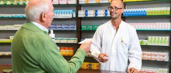 Apotheker und Kunde im Gespräch.