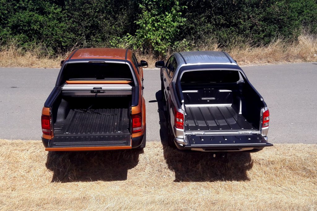 Die Ladefläche des Amarok (l., mit schickem Rollo) ist etwas geräumiger als die des Fullback. © Bianca Burger / mid /trdmobil