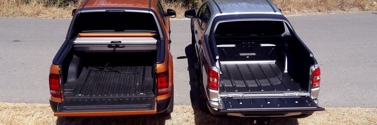 Die Ladefläche des Amarok (l., mit schickem Rollo) ist etwas geräumiger als die des Fullback. © Bianca Burger / mid /trdmobil