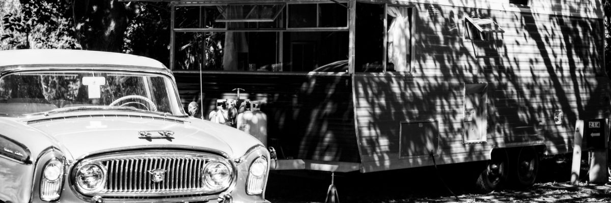 Alter Caravan und Zugfahrzeug