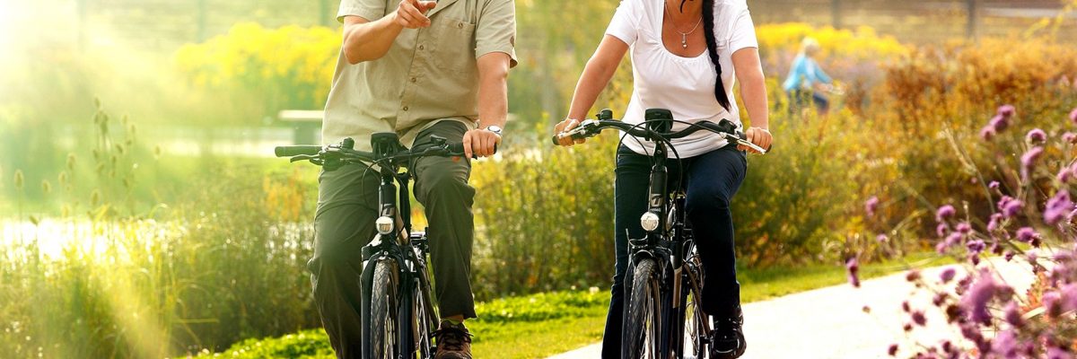 Zwei Radfahrer unterwegs