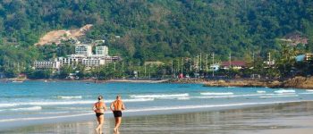 Zwei Personen am Wasser.