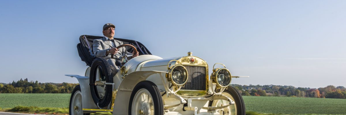 Hoch auf dem alten Wagen: Der Laurin & Klement vom Typ BSC feiert seinen 110. Geburtstag. Das seltene Fahrzeug wurde aufwendig restauriert und ist jetzt Star-Gast des Skoda-Museums.