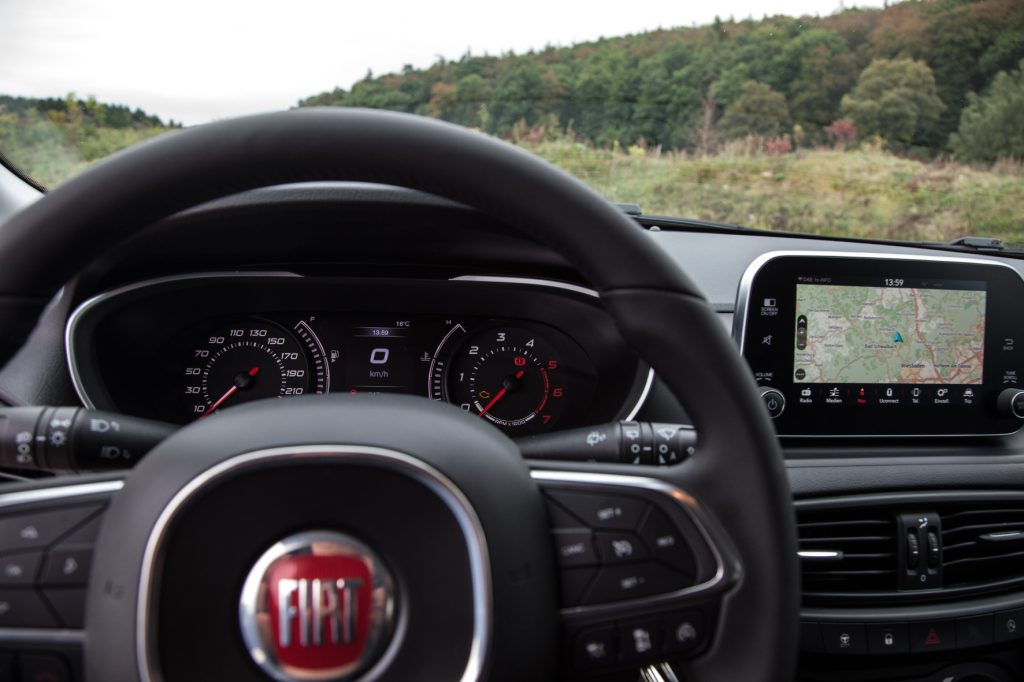 Kontrastreiche Instrumente und ein nach oben gesetztes Info-Display geben klare Informationen an den Fahrer weiter. © Fiat/ TRDmobil© Fiat/TRD mobil