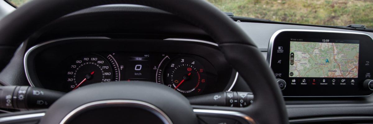 Kontrastreiche Instrumente und ein nach oben gesetztes Info-Display geben klare Informationen an den Fahrer weiter. © Fiat/ TRDmobil© Fiat/TRD mobil