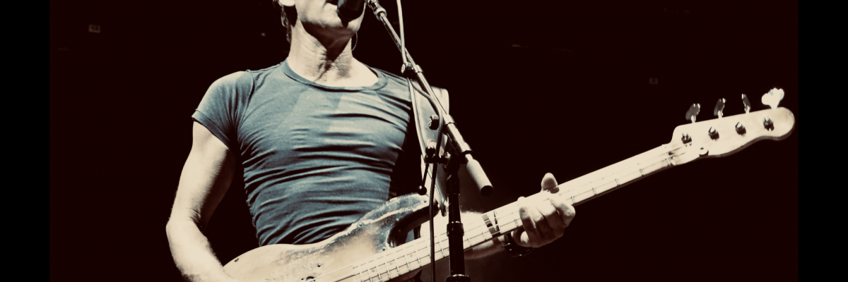 Sting mit Gitarre auf der Bühne