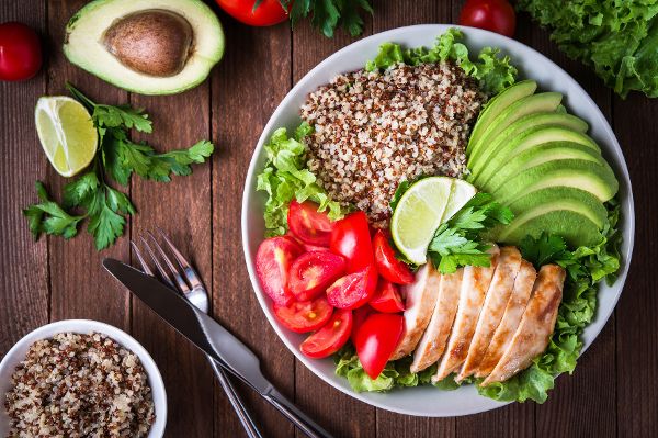 Leichte und gut verdauliche Mahlzeiten mit weniger Kohlenhydraten und Fett können das Leistungstief verringern.