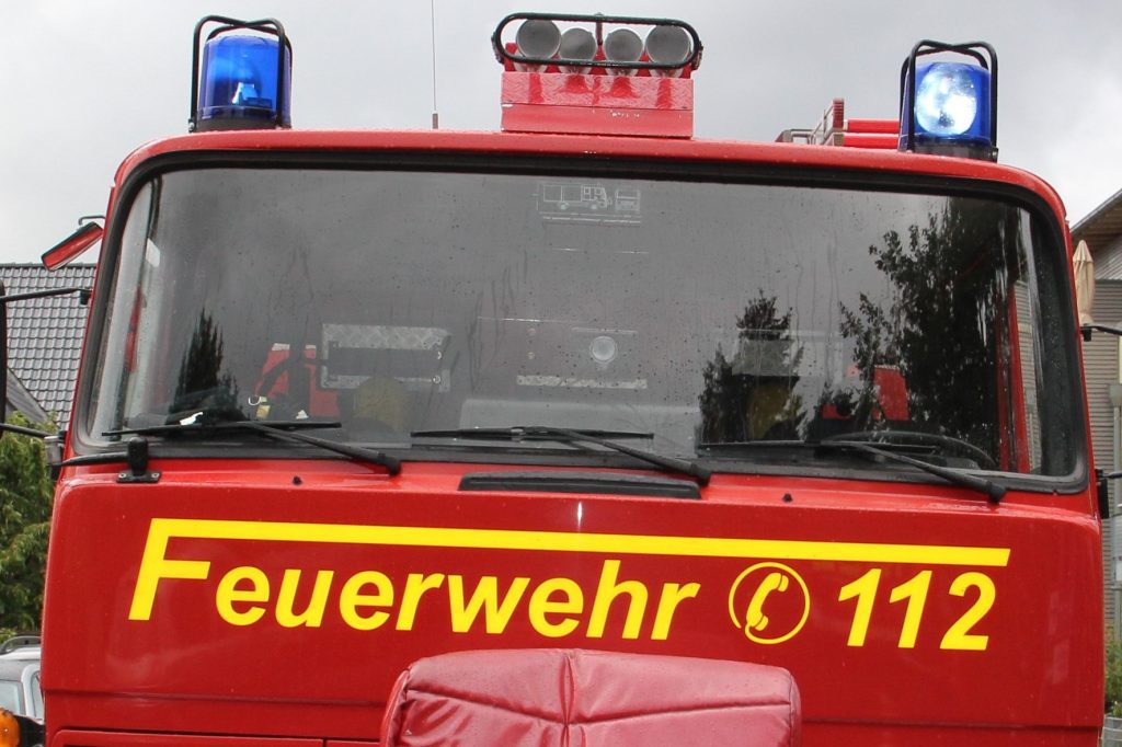 Feuerwehrauto mit Blaulicht