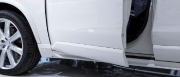 Eine geöffnette Autotür by TRD Media