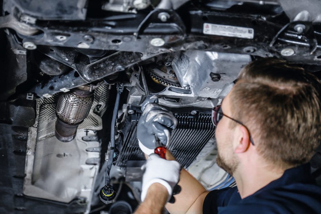 Monteur arbeitet am Getriebe