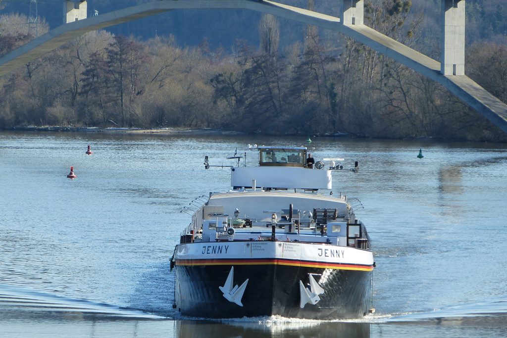 Schiff auf dem Rhein (TRD)