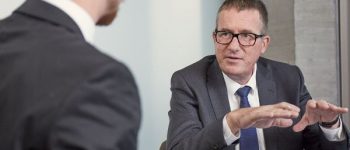 Zwei Männer im Gespräch