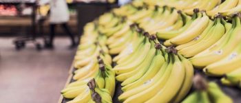 Banannen im Regal