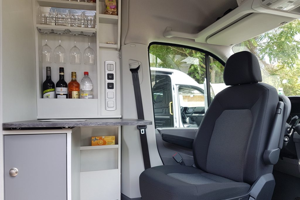 - Die Minibar im Schwabenmobil von HRZ-Reisemobile. © Jutta Bernhard / mid / TRD mobil