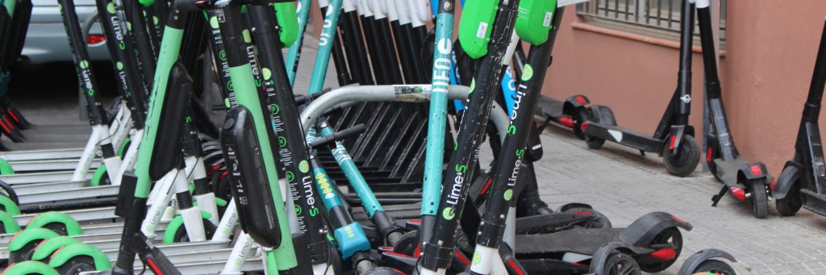 Wer einen E-Scooter mietet, lässt sich auf rechtlich bedenkliche Vertragsbedingungen ein. © Solveig Grewe / mid / trd mobil