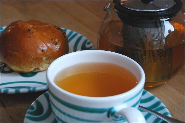 Tee plus Brötchen ist nicht gleich Frühstück, urteilen Richter. Denn es fehlt der Aufstrich. © Martin K. Reinel / pixelio.de / TRD Recht und Billig