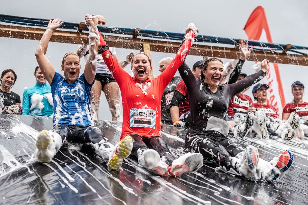 Leute auf einer Rutsche.