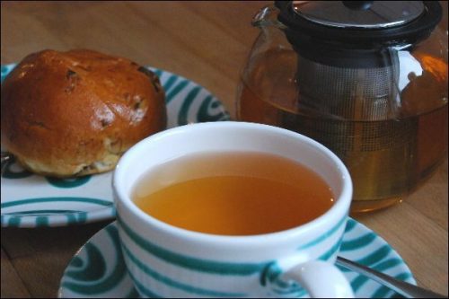 Tee plus Brötchen ist nicht gleich Frühstück, urteilen Richter. Denn es fehlt der Aufstrich. © Martin K. Reinel / pixelio.de / TRD Recht und Billig