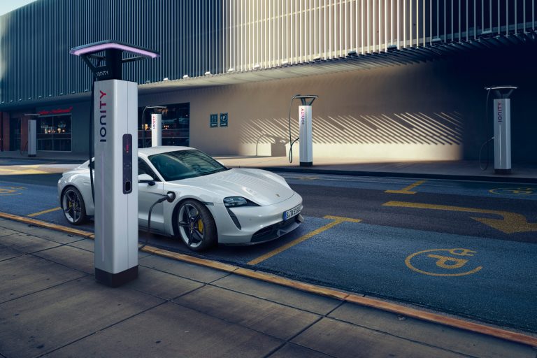 Porsche an der E-Ladesäule