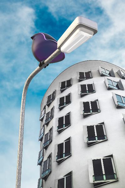 5G Mobilfunkzellen verhüllt vor Hochhaus