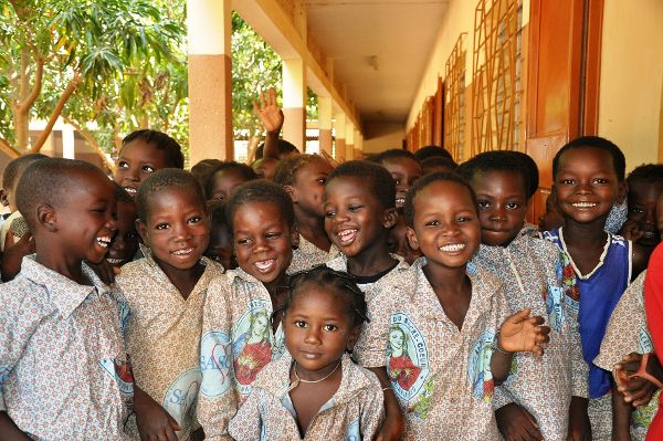 Schwarze lachende Kinder.