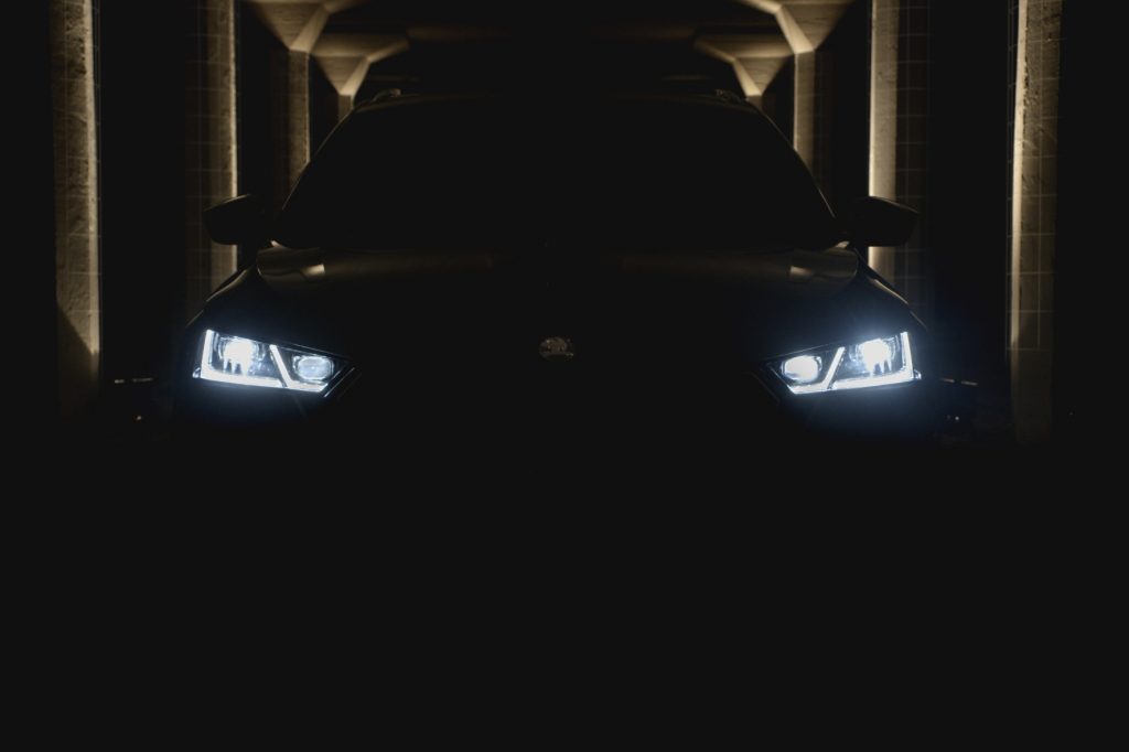 Autolicht vor dunklem Hintergrund