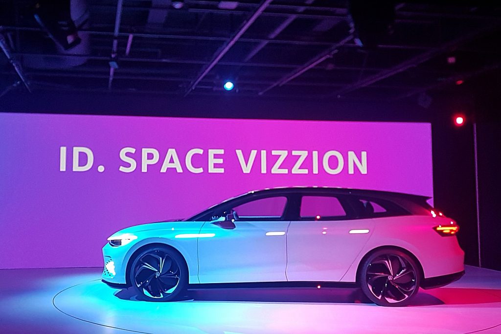 VW Fahrzeug Space Vizzion auf LA Messestand
