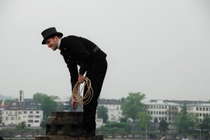 Schornsteinfeger auf dem Dach