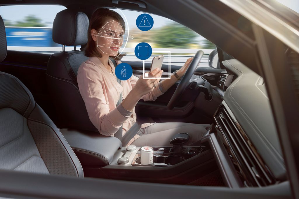 Vertrauen ist gut, Kontrolle ist besser: Der Kamera entgeht nach "chinesischem Vorbild" der Blick der Fahrerin aufs Smartphone nicht und es gibt sicherlich dafür auch keine Bonuspunkte. © Bosch / TRD mobil