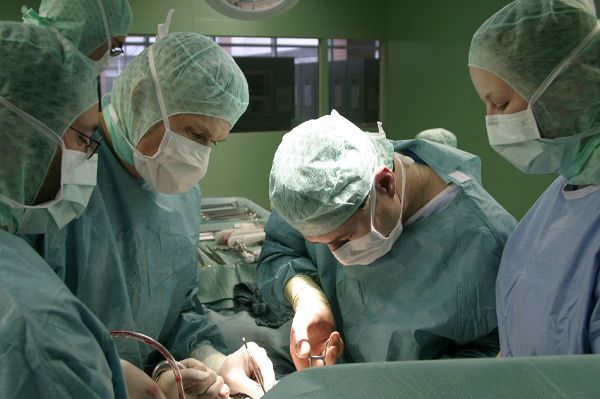 94 Prozent der Befragten sind bereit, auch weitere Wege zu fahren, um in entsprechend spezialisierte Kliniken zu gelangen.© UKR /TRD Medizin und Gesundheit