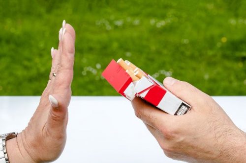 Zigarettenpäckung in der Hand