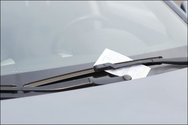 Knöllchen hinterm Scheibenwischer.