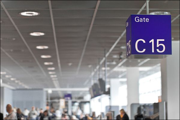Im Flughafen am Gate 15