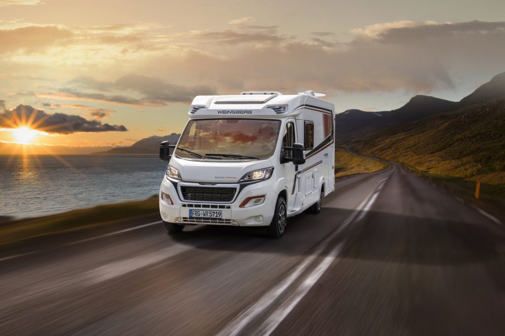 Im Reisemobil bei Sonnenuntergang am Meer entlang.