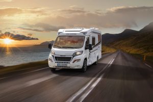 Im Reisemobil bei Sonnenuntergang am Meer entlang.