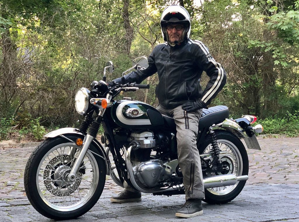 Auch auf Kopfsteinpflaster macht das Fahrwerk der W800 keine Zicken. © Johannes A. Unruh / mid / trd mobil