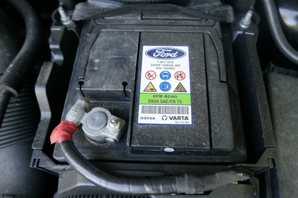 Autobatterie von oben im Motorraum