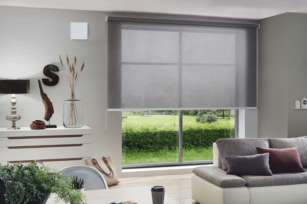 Eine moderne Lüftungseinheit in einem Wohnzimmer