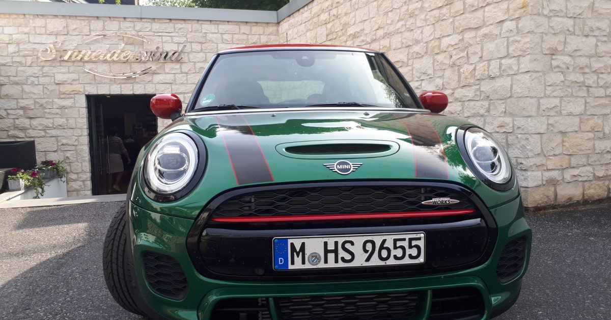 Mini Cooper mit Kennzeichen M HS 9655 von vorne