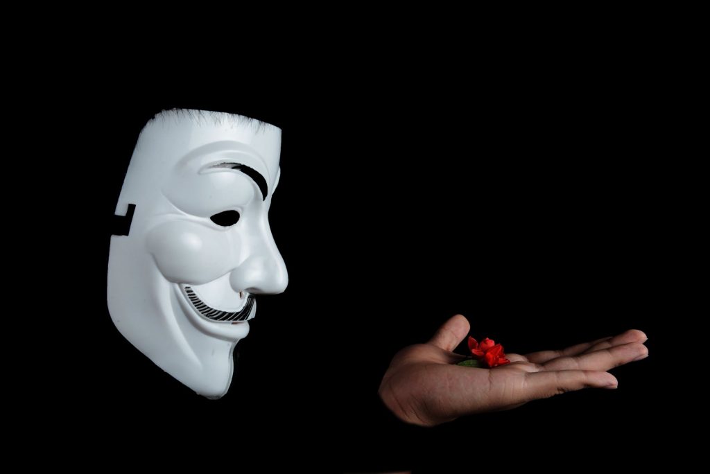anonymous-studio-figure-foto-mit-maske im TRD Pressedienst