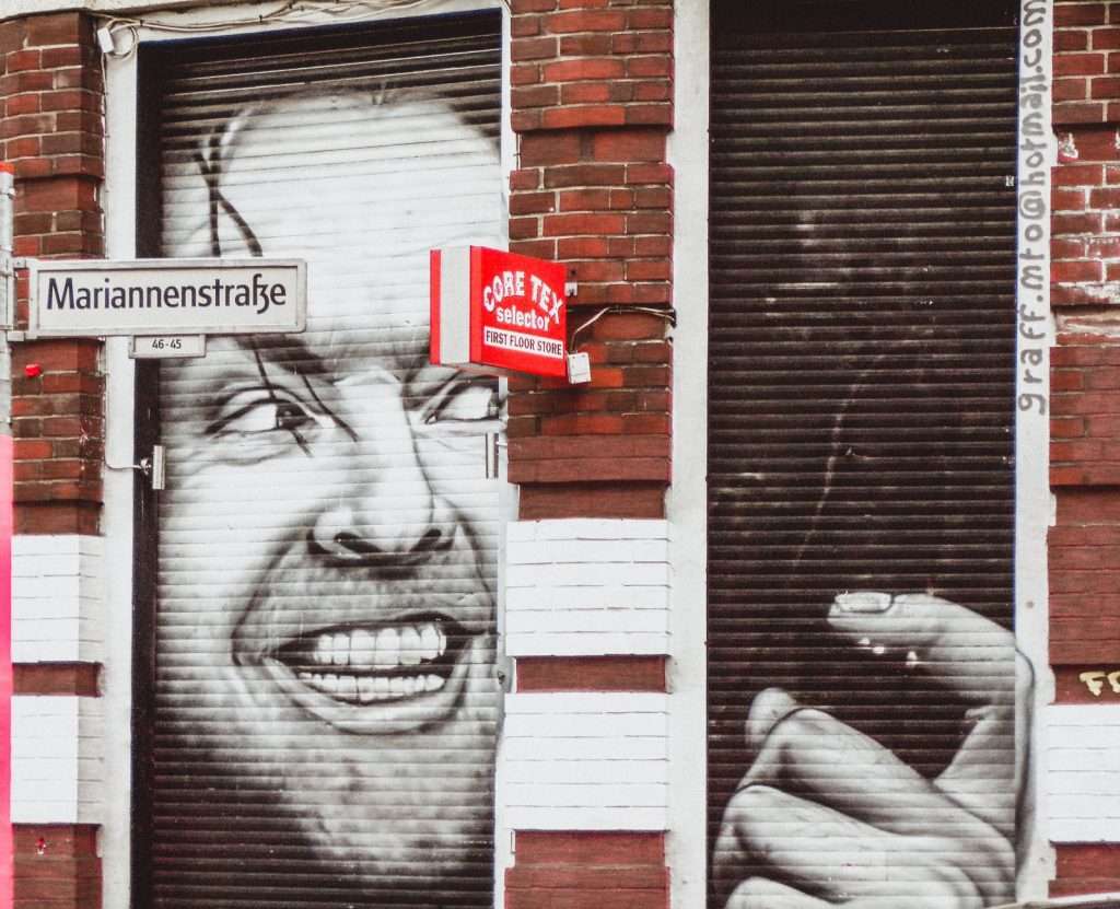 Jack Nicolson als Türbild auf der Mariannenstraße gemalt