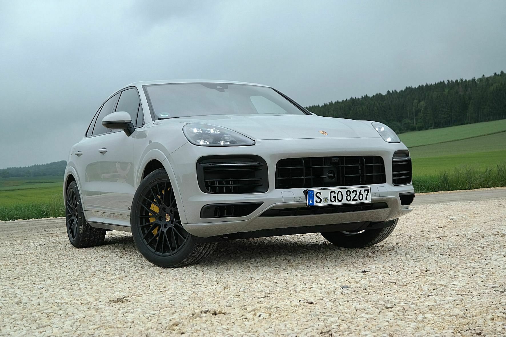 Porsche Cayenne RS mit dem Kennzeichen S GO 8267 von vorne
