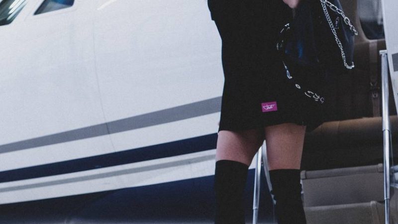 Frau steigt aus einem Jet.