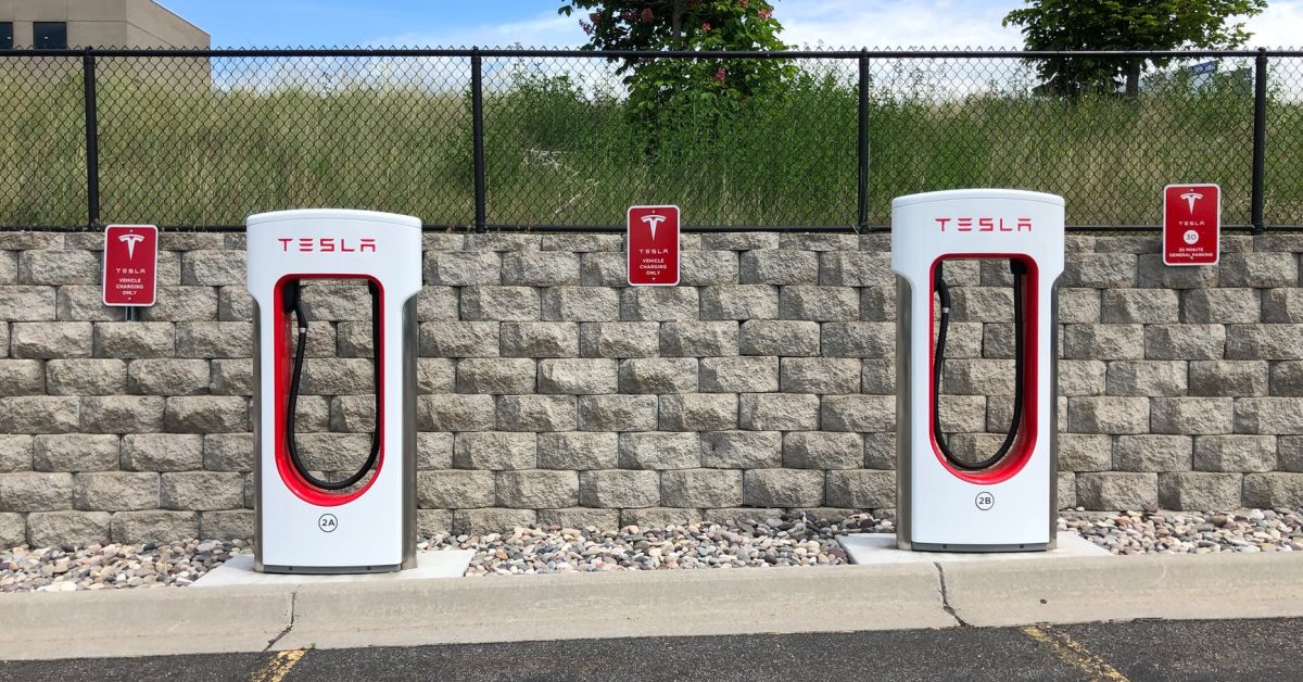 Parkplatz mit Tesla Ladesäulen