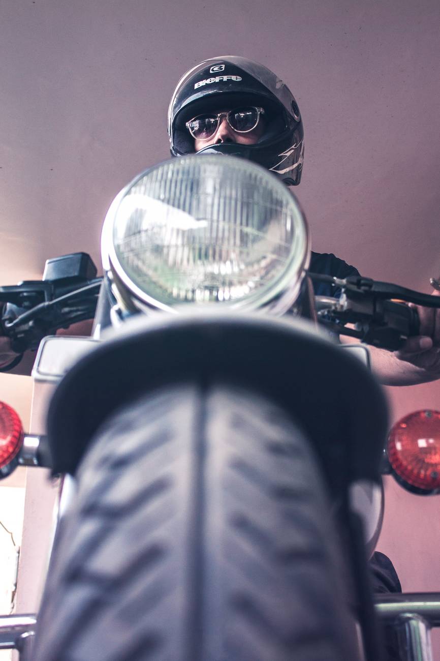 Ein Motorradfahrer von vorne aus der Schlangenperspektive.