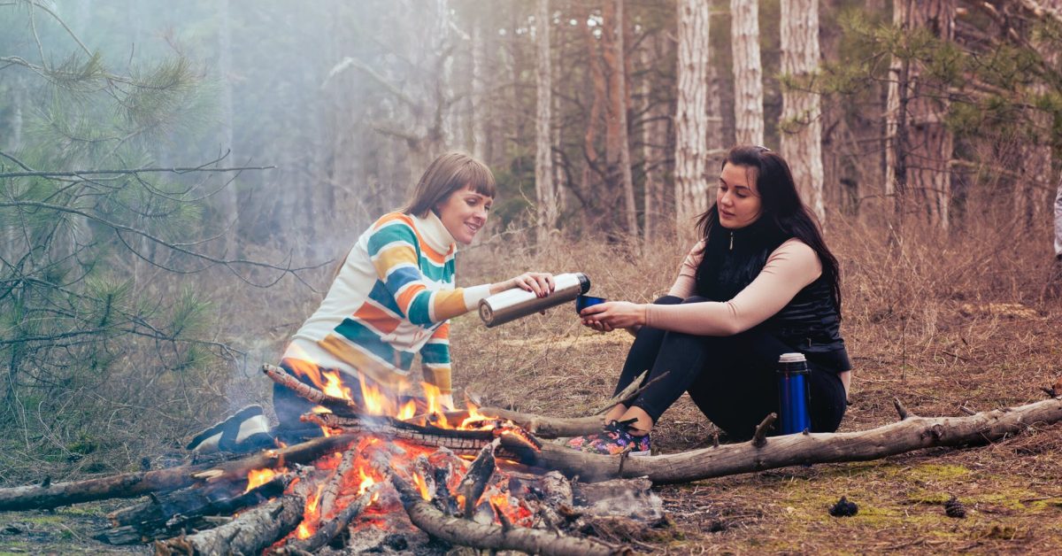 Zwei Frauen am Lagerfeuer.