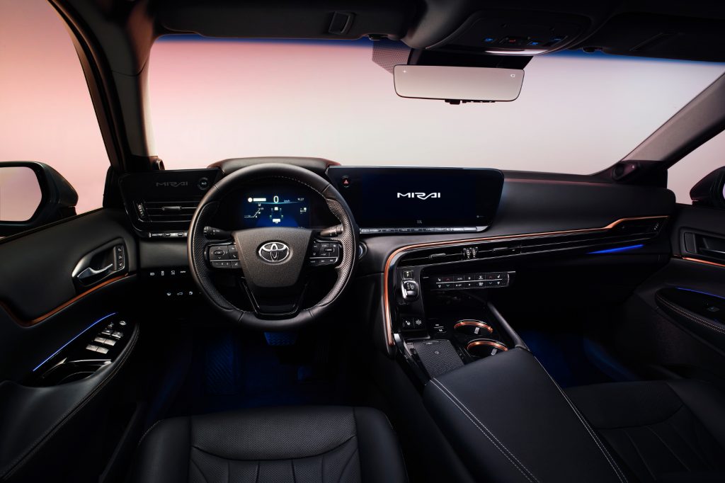 Auto Innenraum. Blick auf Lenkrad und Frontschreibe.