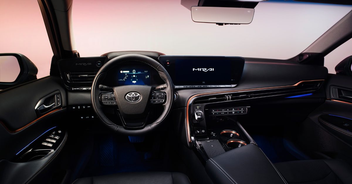 Auto Innenraum. Blick auf Lenkrad und Frontschreibe.