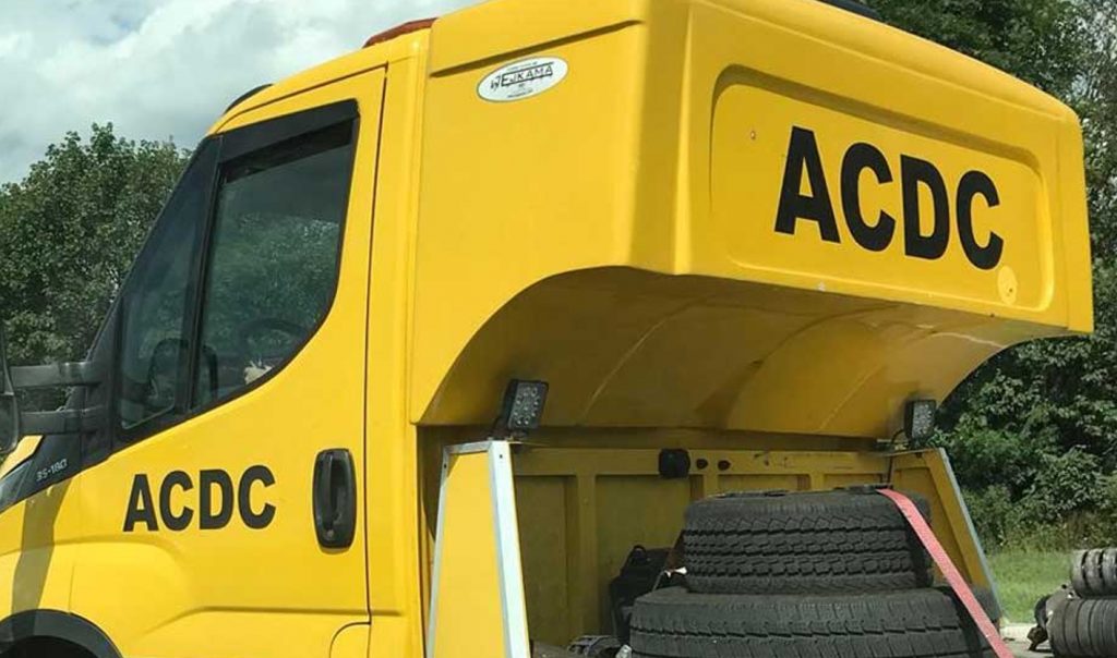 Abschleppwagen mit ACDC Aufschrift
