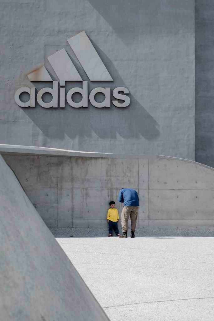 Adidas Aufschrift an der Wand